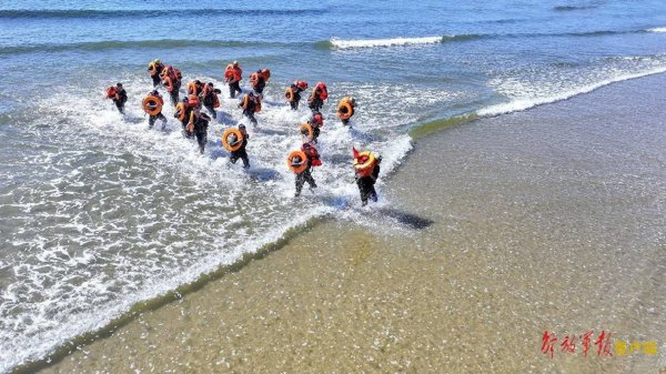 配资快线 第73集团军某旅组织濒海游泳训练